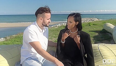 Black Babe Thanked The Stranger With A Blowjob