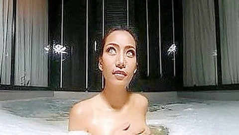 Big Foam Bathing With An Asian Model